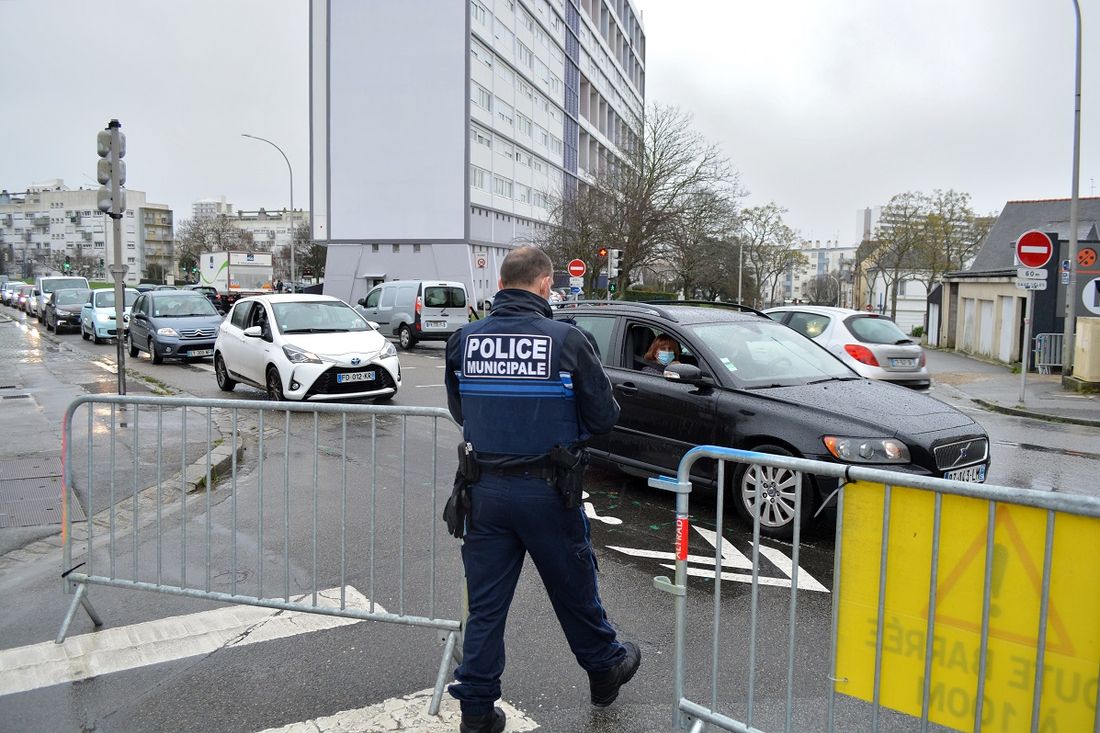 La police municipale au drive-Covid de Lorient
